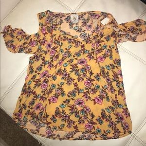 Cute 70’s peek a boo shoulder shirt